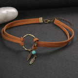 Choker i mocka med fjädrar och turkos