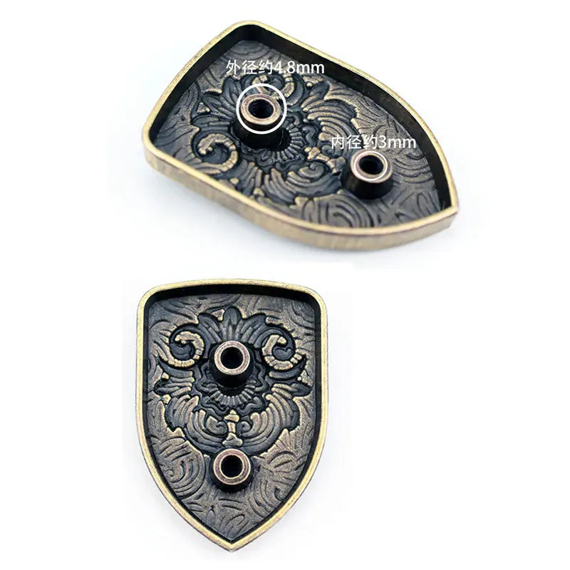 Concho sköldformad med blomgravyr