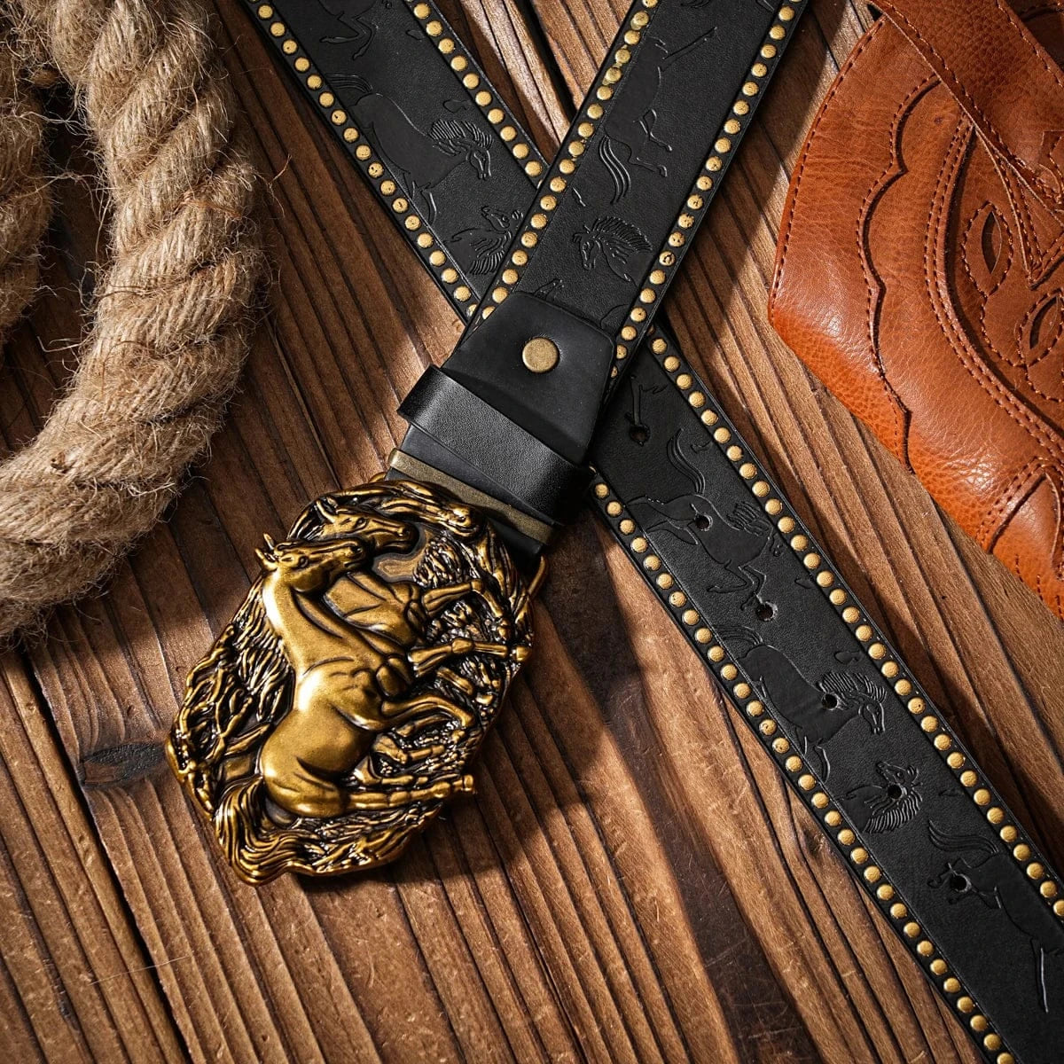 Cowboybälte med gyllene hästspänne