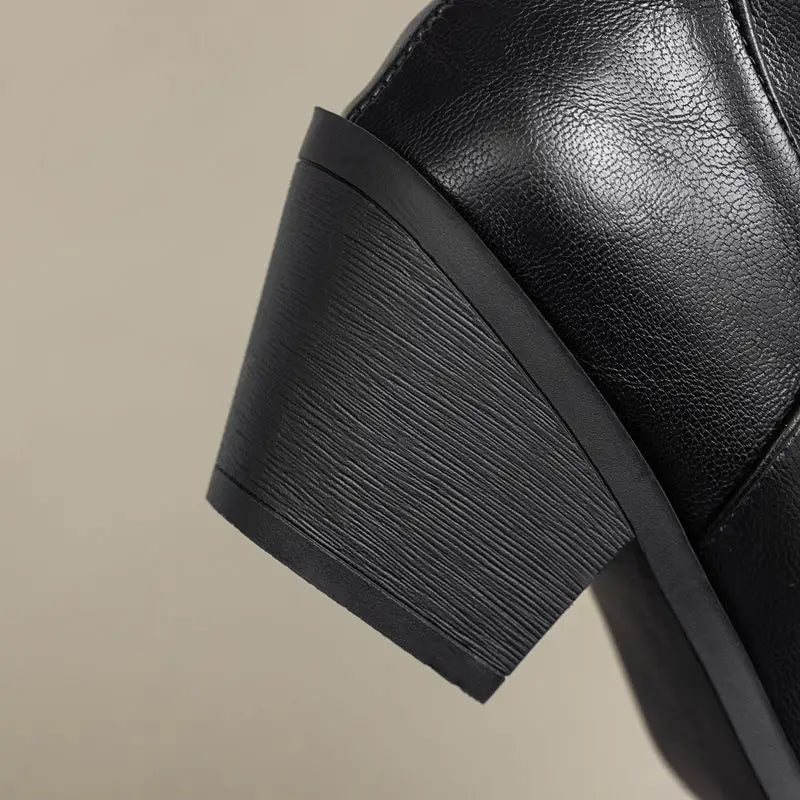 Cowboyboots i mjukt läder med elegant spänndetalj