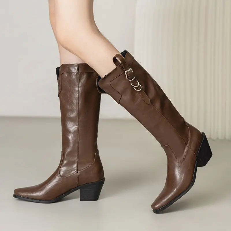 Cowboyboots i mjukt läder med elegant spänndetalj