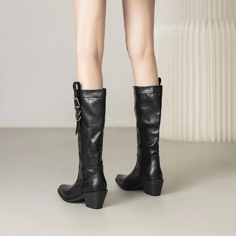 Cowboyboots i mjukt läder med elegant spänndetalj
