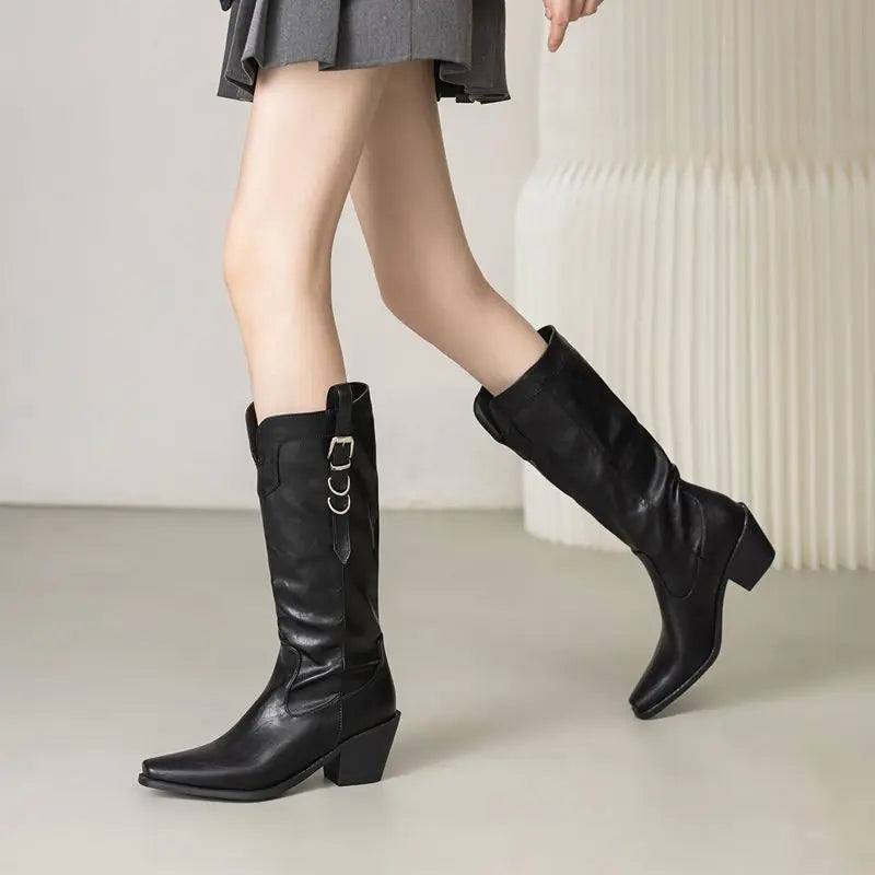 Cowboyboots i mjukt läder med elegant spänndetalj