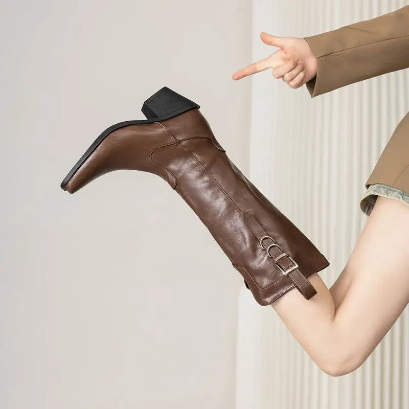 Cowboyboots i mjukt läder med elegant spänndetalj