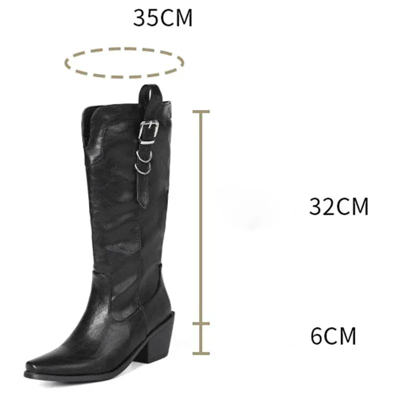 Cowboyboots i mjukt läder med elegant spänndetalj