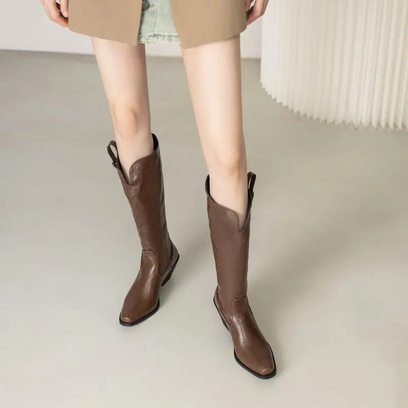 Cowboyboots i mjukt läder med elegant spänndetalj