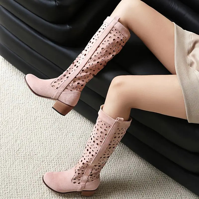 Cowboyboots i mocka med utskuret mönster och rund tå