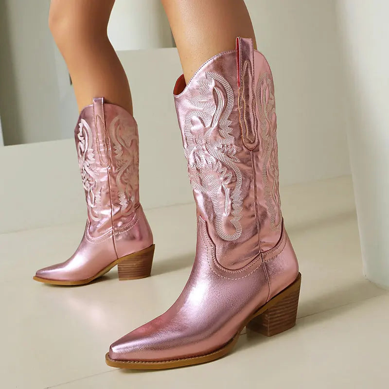 Cowboyboots i präglat läder med broderade detaljer
