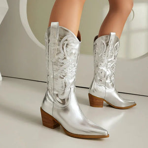 Cowboyboots i präglat läder med broderade detaljer