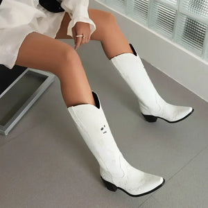 Cowboyboots med broderad skelettdesign och chunky klack