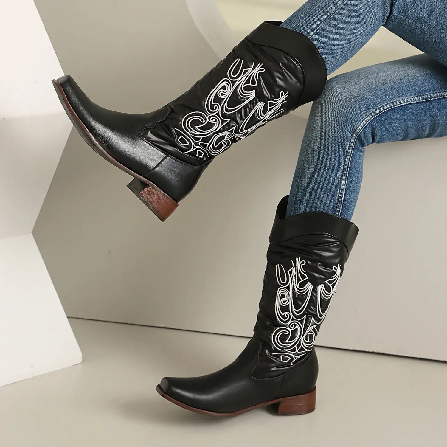 Cowboyboots med elegant broderi och glansig yta