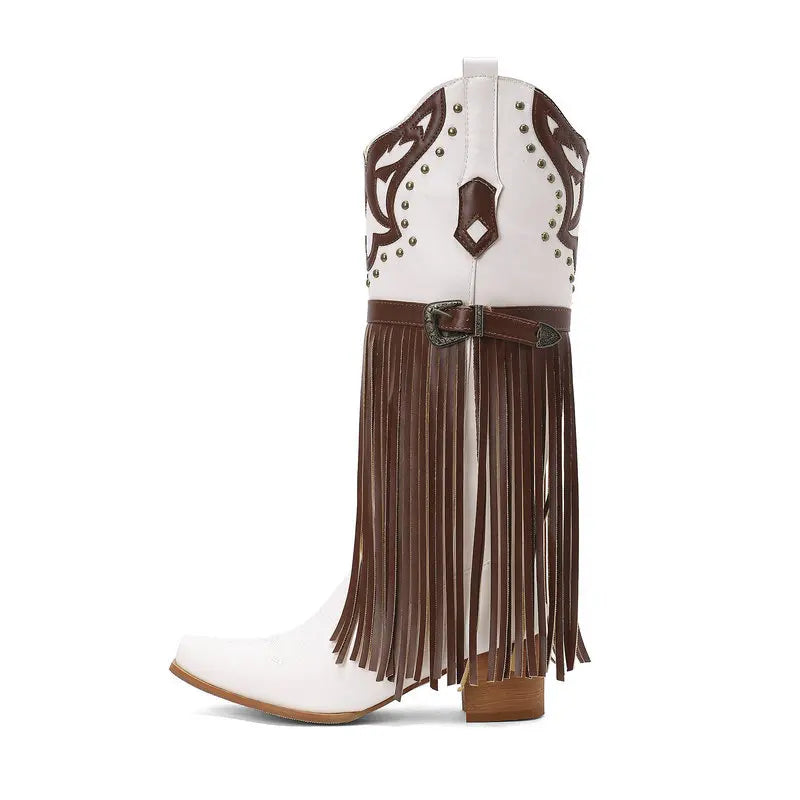 Cowboyboots med fransar och dekorativt spänne i vintage-stil