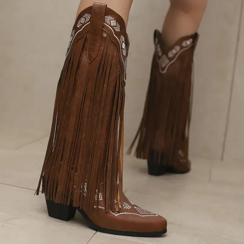 Cowboyboots med tofsar i mjukt läder och broderade detaljer