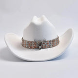 Cowboyhatt i westernstil med elegant bälte och bred brätte