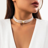 Flerradigt choker-halsband med turkosa pärlor