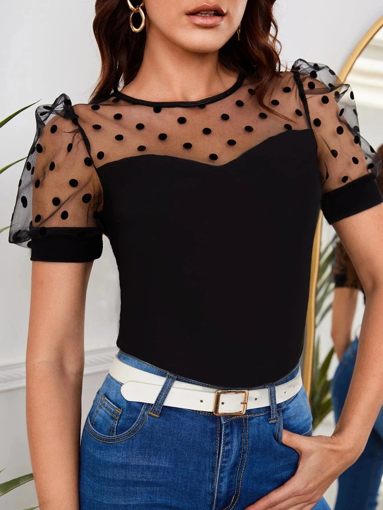 Genomskinlig blus med prickar