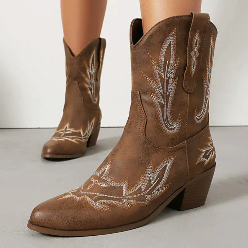 Låga cowboyboots med broderad design och mjuk mockalook