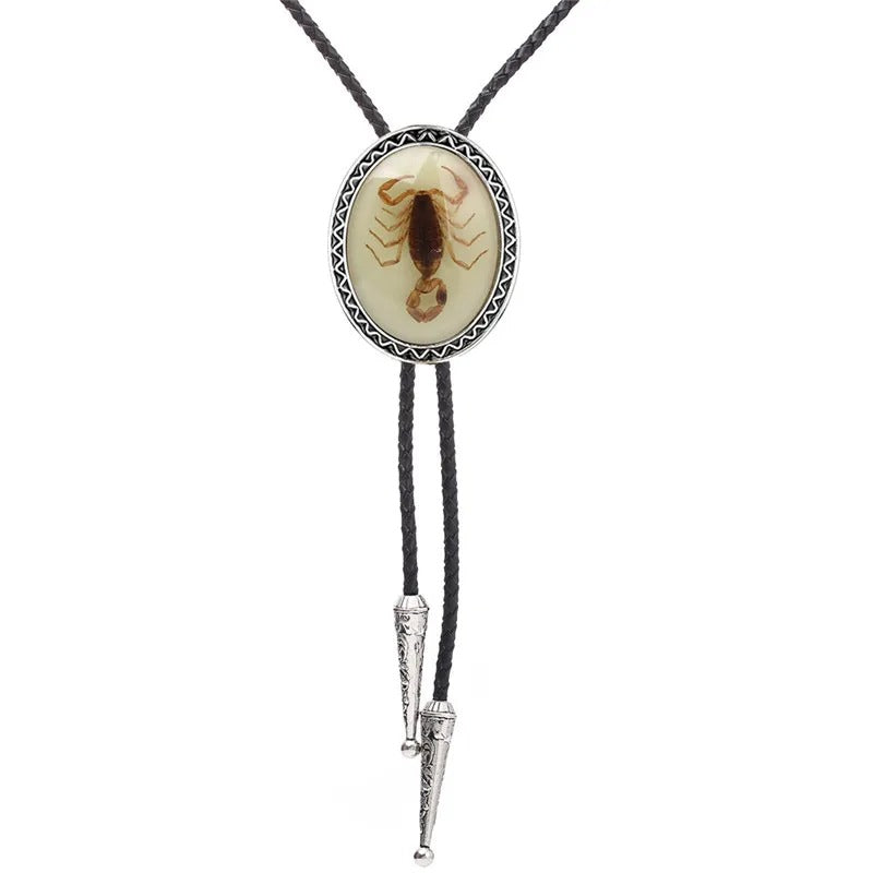 Bolo tie oval med natursten och skorpiondetalj
