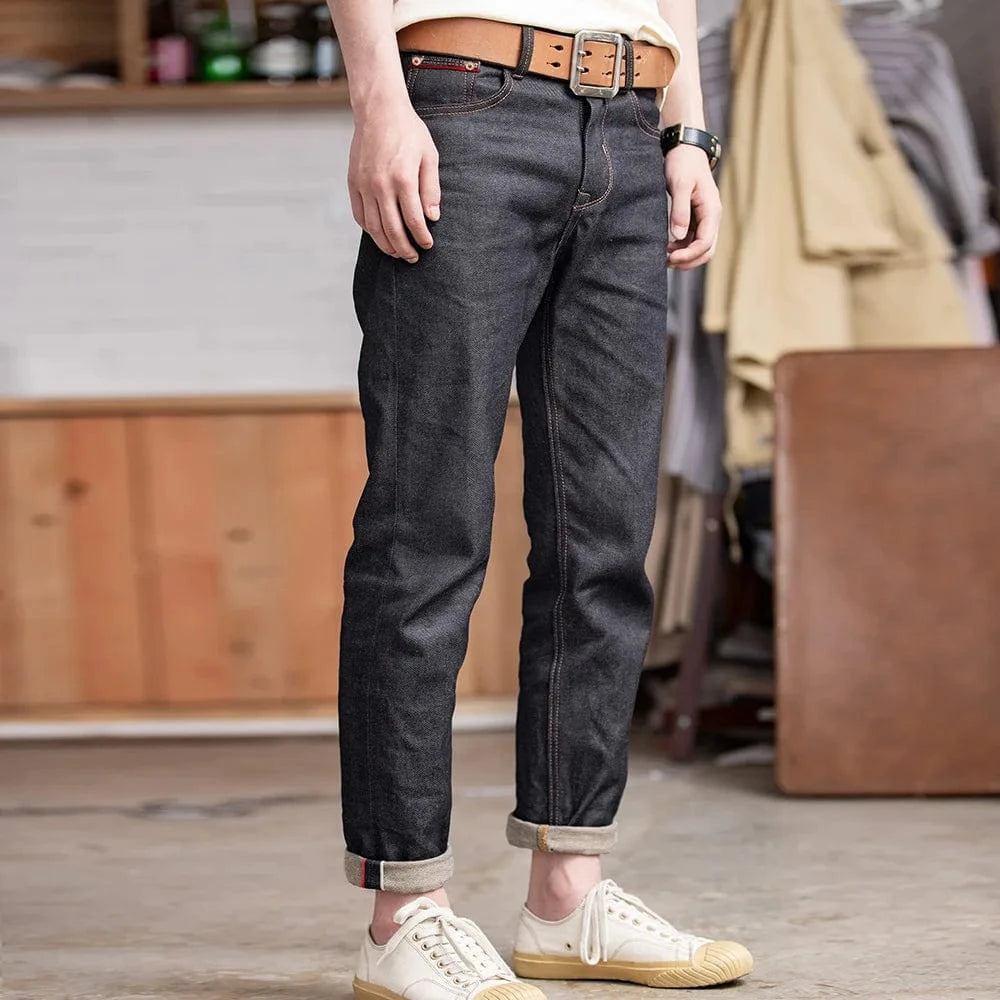 Mörkblå tapered selvedge jeans i raw denim