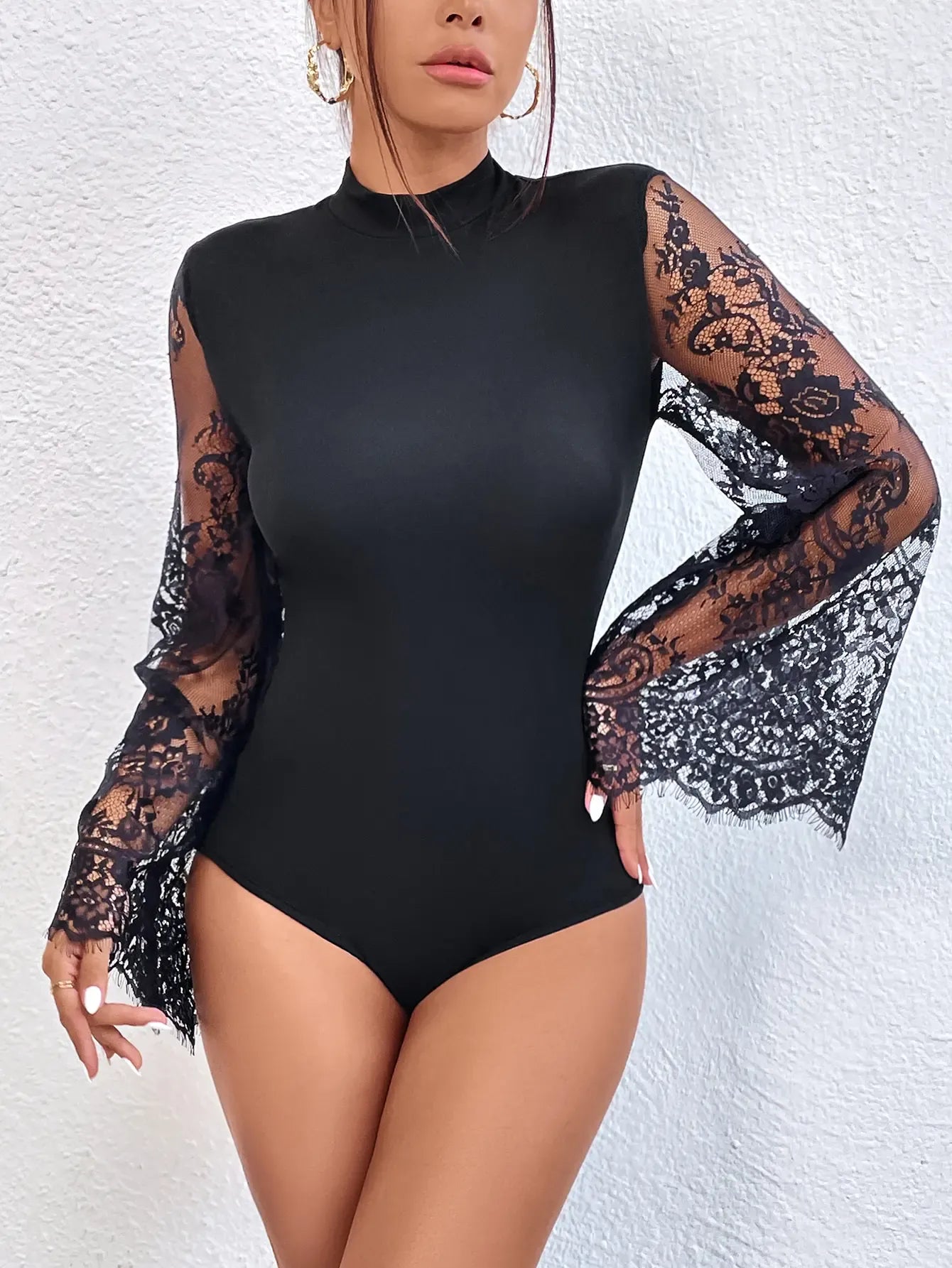 Svart bodyblus med spetsärmar