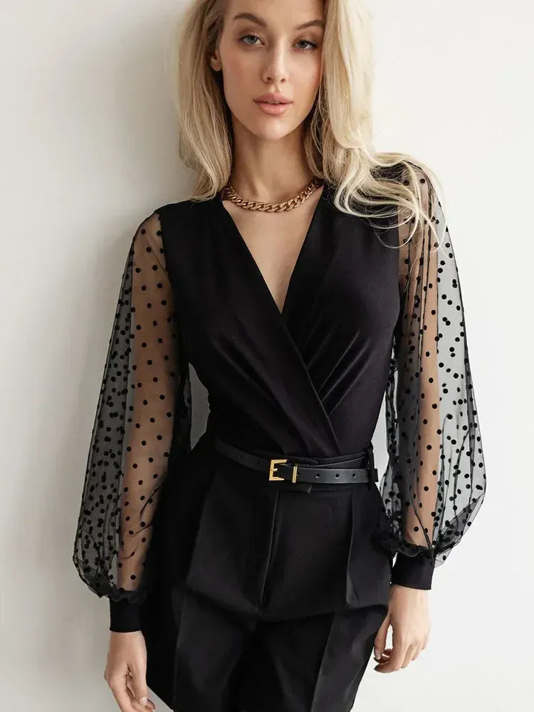Svart bodyblus med transparenta prickärmar