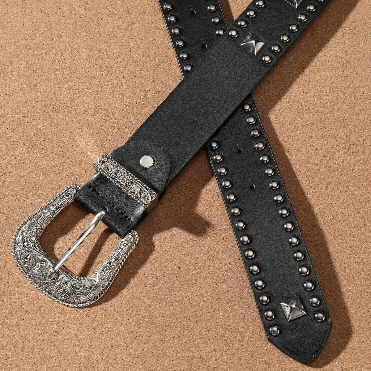 Svart cowboybälte med silverspänne