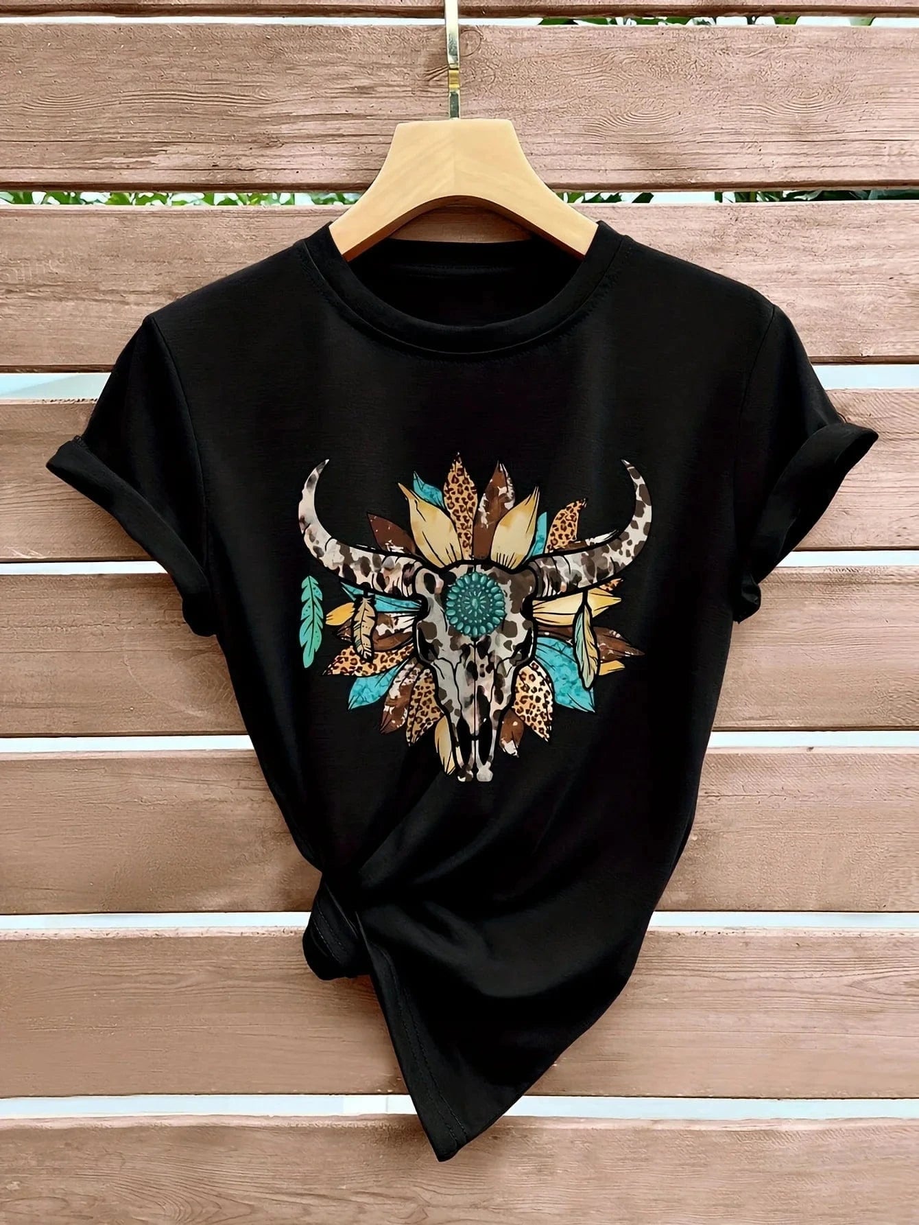 Svart tshirt med buffelkranium fjädrar