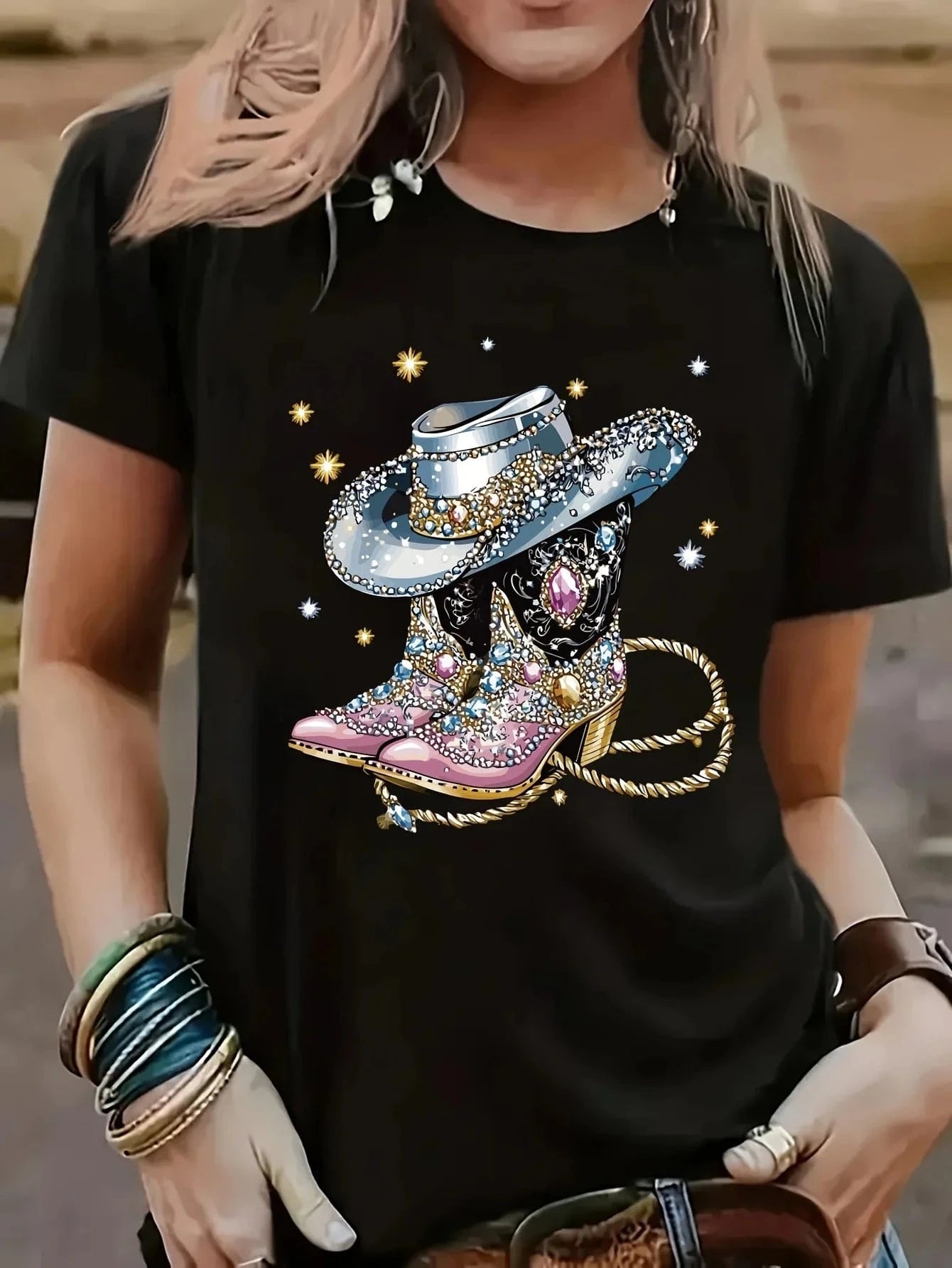 T-shirt med glittrande cowgirlboots och hatt
