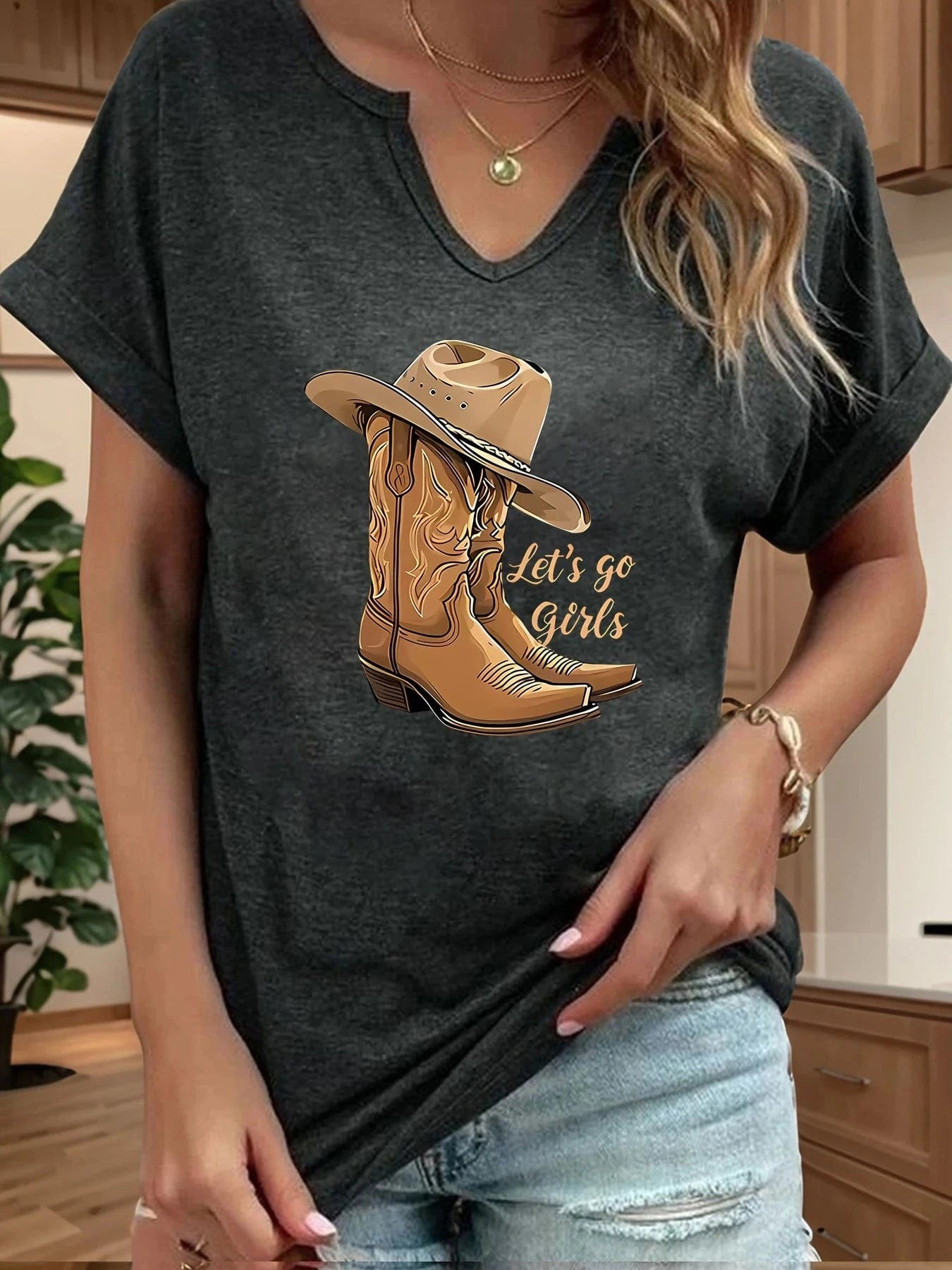 Tshirt med cowboyhatt och boots "Let’s Go Girls"