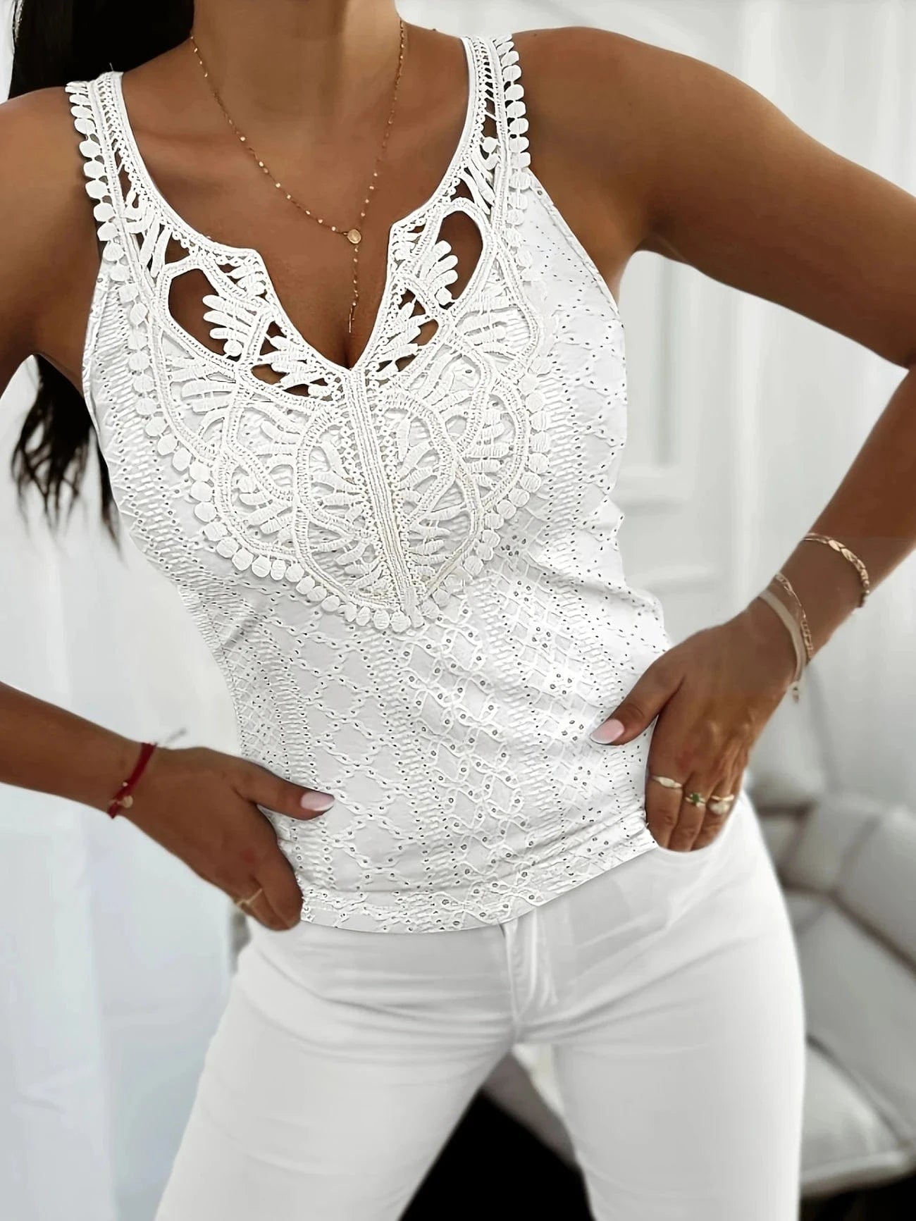 Virkad ärmlös blus i broderie anglaise