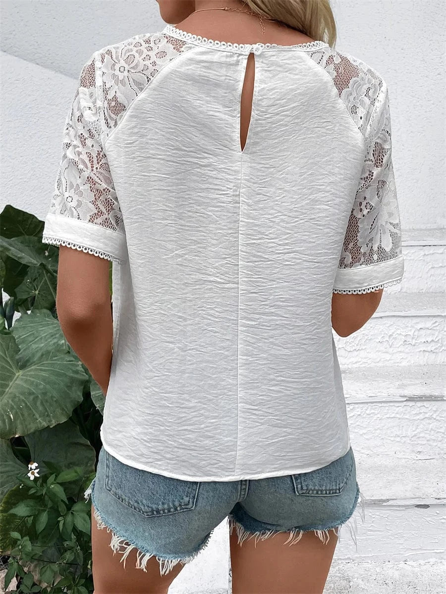 Vit romantisk blus med plisserade detaljer