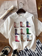Vit tshirt för dam med färgglada cowgirlboots