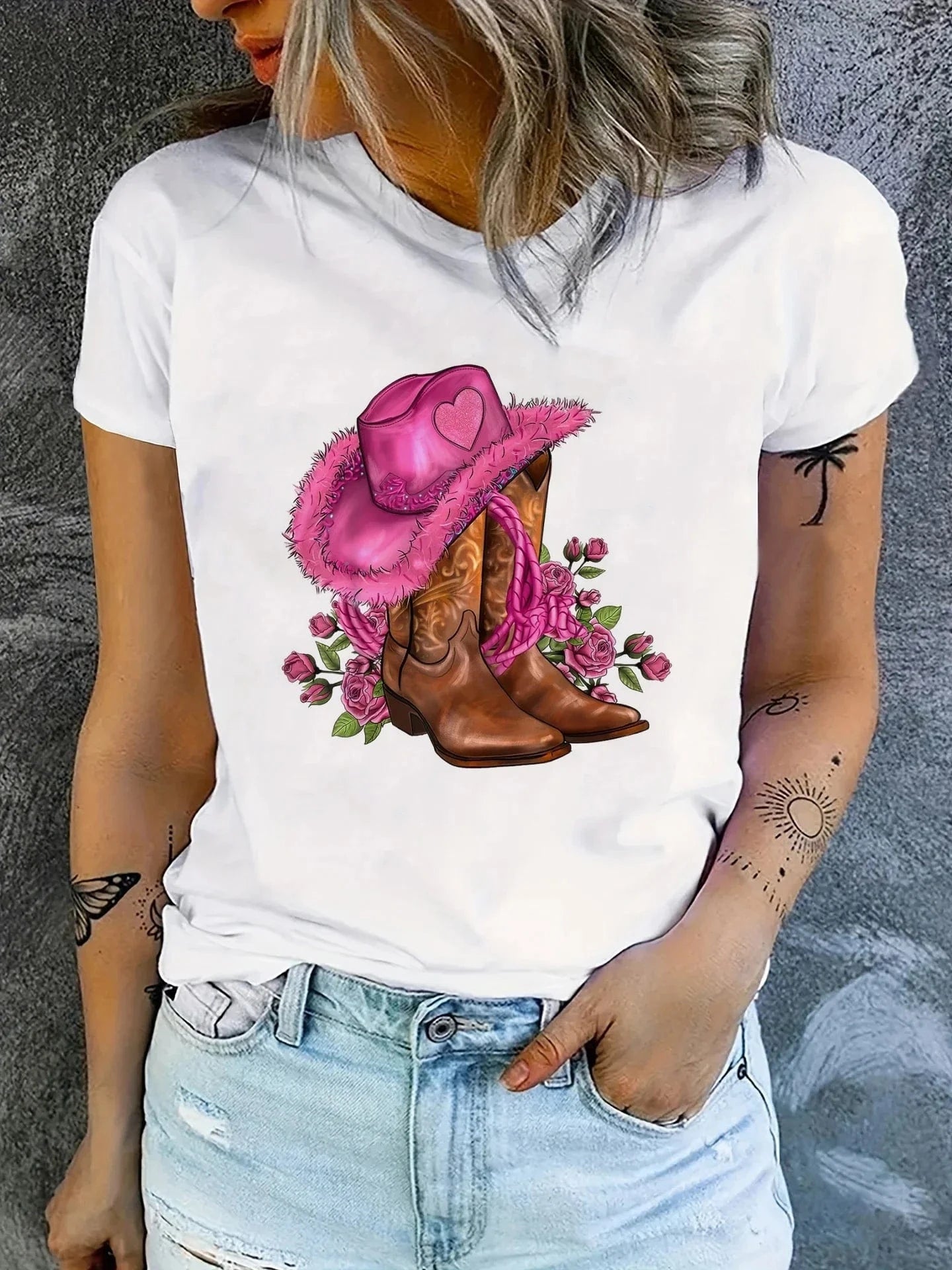 Vit tshirt med rosa cowboyhatt och boots