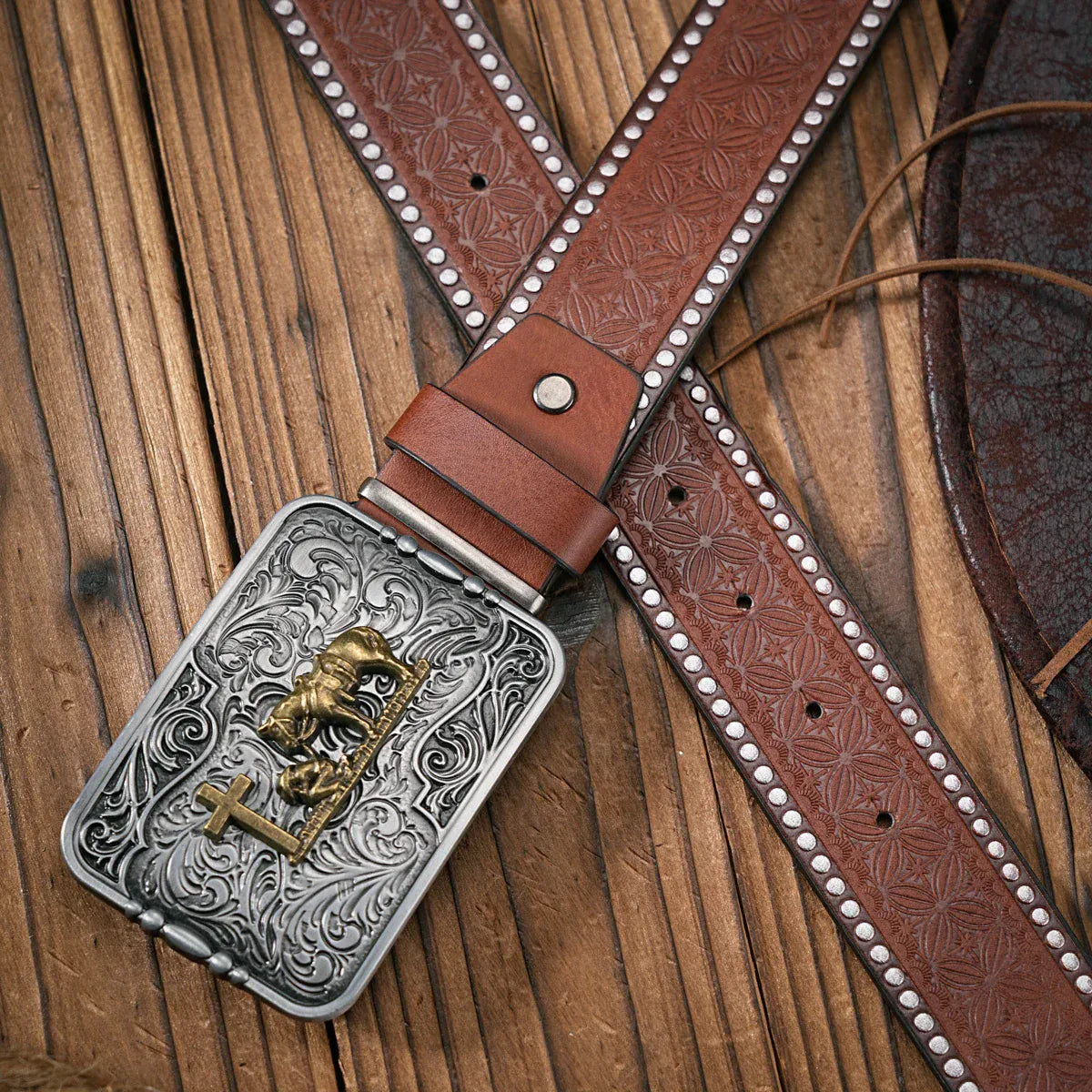 Westernbälte med silverfärgat cowboy prayer